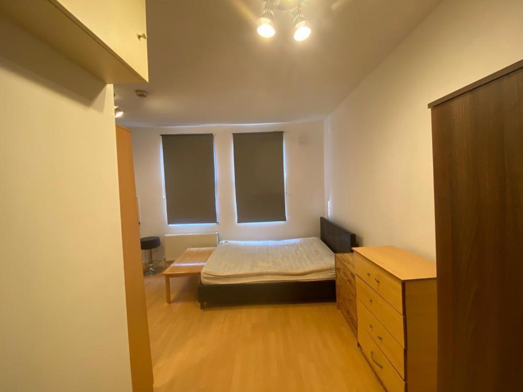 Postel nebo postele na pokoji v ubytování Golders way rooms