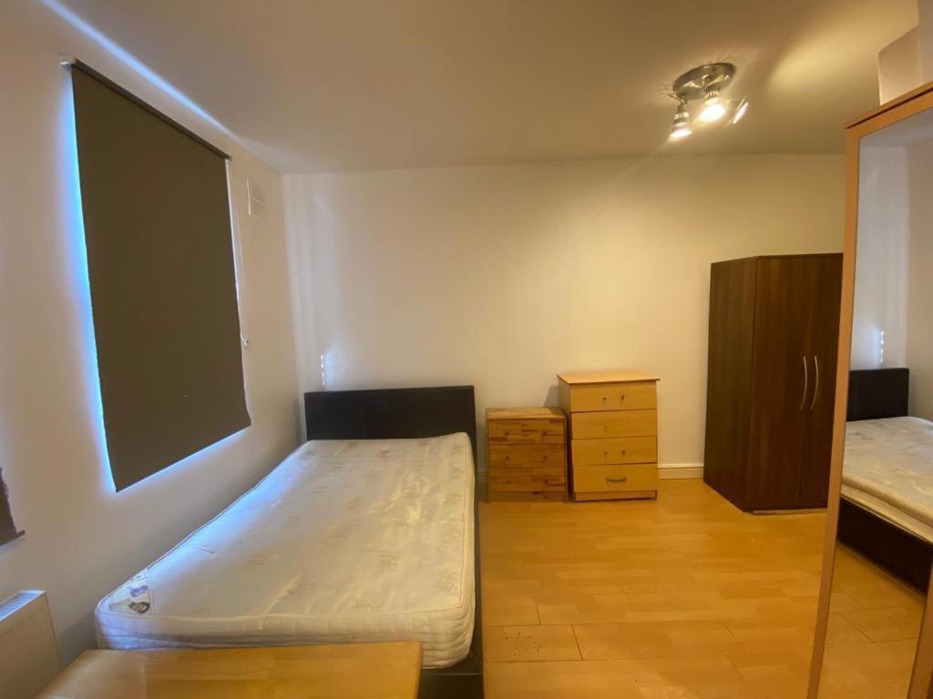 Postel nebo postele na pokoji v ubytování Golders way rooms