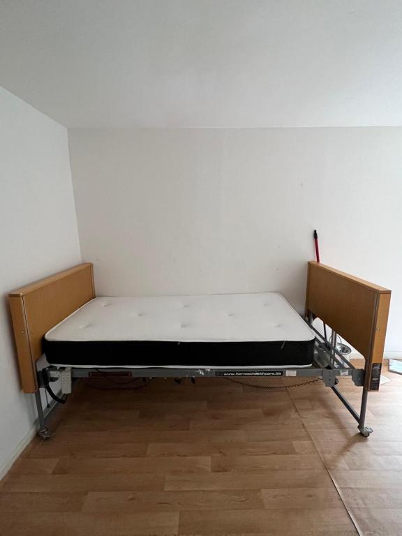 Postel nebo postele na pokoji v ubytování Golders way rooms