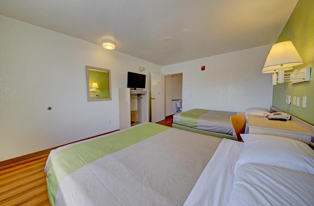 Postel nebo postele na pokoji v ubytování Motel 6-Cocoa Beach, FL
