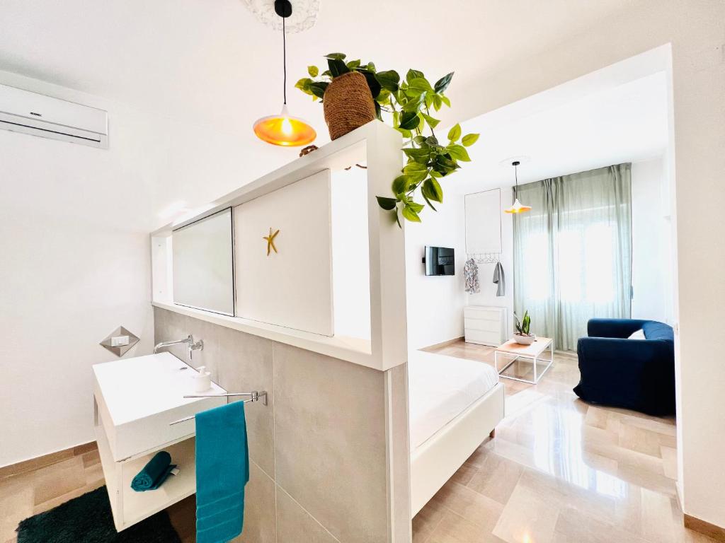 Cet appartement blanc dispose d'un lavabo et d'un salon. dans l'établissement Villa di Nera Apartments, à Palerme