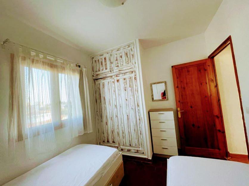 A bed or beds in a room at Precioso apartamento residencial con piscina