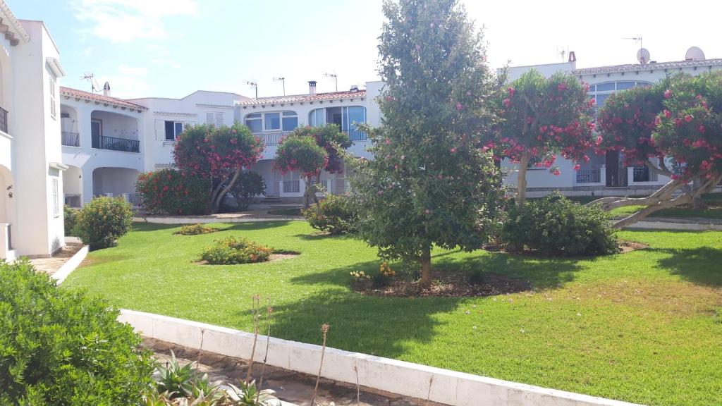 A garden outside Precioso apartamento residencial con piscina