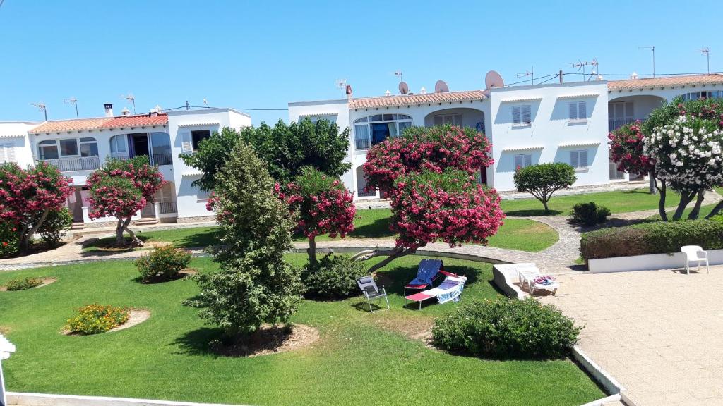 A garden outside Precioso apartamento residencial con piscina