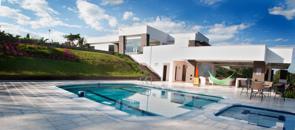 uma piscina em frente a uma casa em Casa Merchu Finca Spa em Puerto Espejo