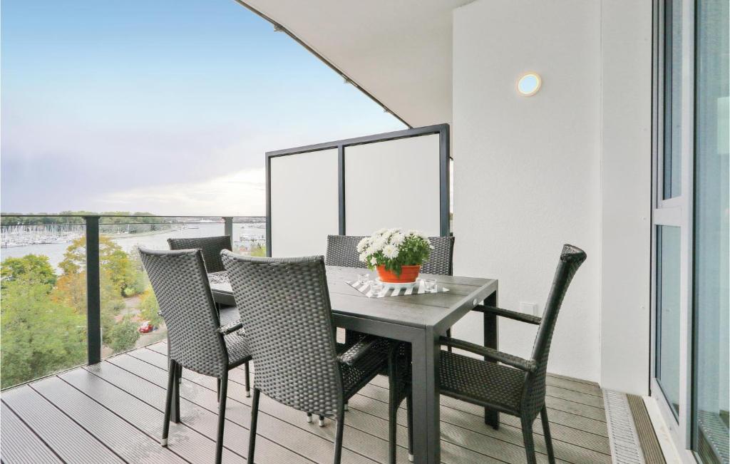 een eetkamer met een tafel en stoelen op een balkon bij Gorgeous Apartment In Lbeck Travemnde With Kitchen in Travemünde