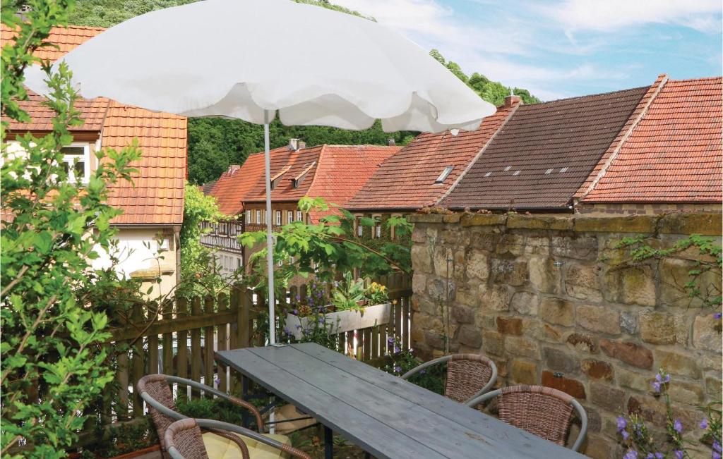 un tavolo di legno con ombrellone su una recinzione di Amazing Home In Zeil Am Main With 3 Bedrooms And Wifi a Zeil