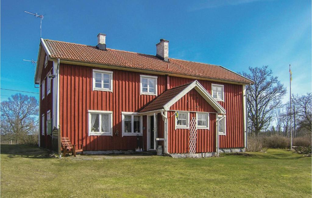 czerwony dom z czerwonym dachem w obiekcie Holiday home Bökö Lidhult w mieście Lidhult