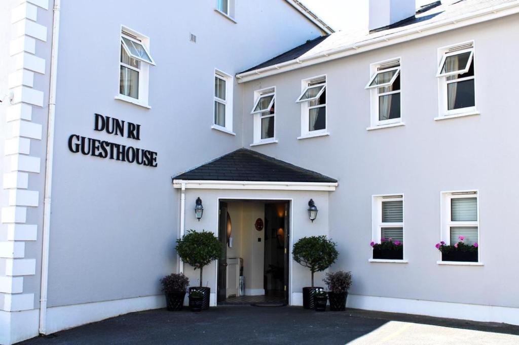 um edifício branco com uma placa que diz Durham Guesthouse em Dun Ri Guesthouse em Clifden