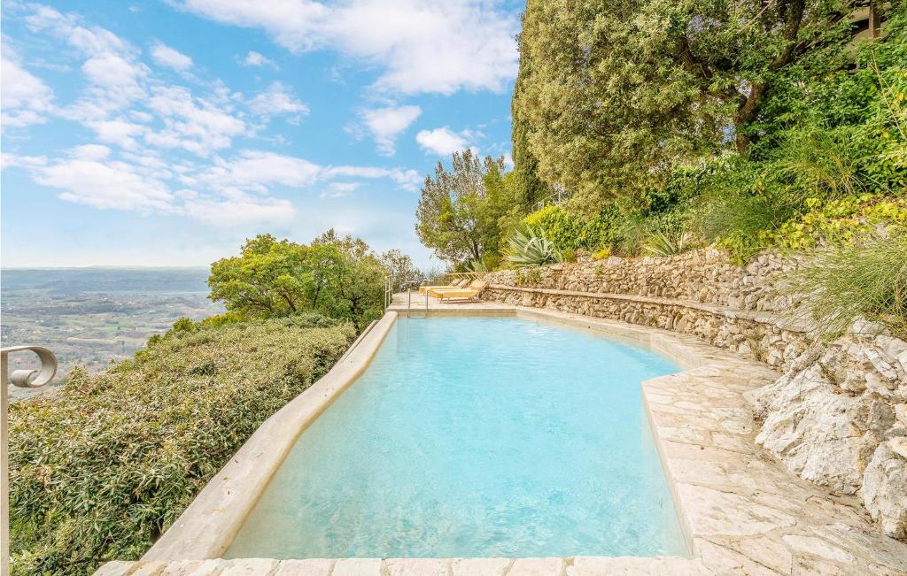 uma piscina no topo de uma montanha rochosa em Beautiful Home In Poggio Catino With Wifi em Poggio Catino