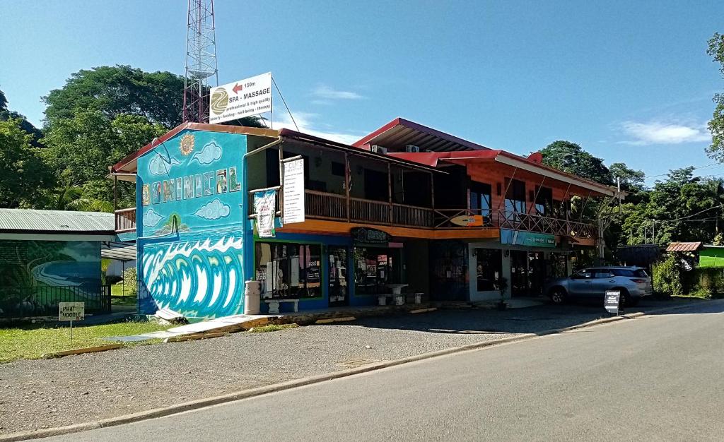 ein farbenfrohes Gebäude an der Straßenseite in der Unterkunft Domi cabin in Dominical