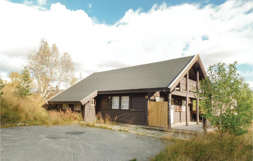 una casa marrón con techo negro en Gorgeous Home In Hovden With House A Mountain View en Hovden