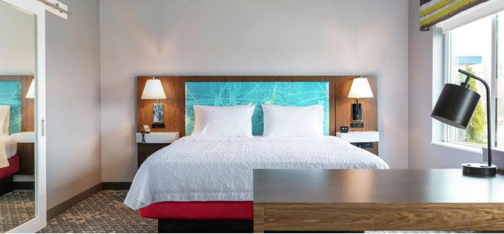 Llit o llits en una habitació de Hampton Inn Midland, On