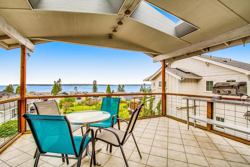 a patio with chairs and a table on a balcony at Bay Watch North in Birch Bay
