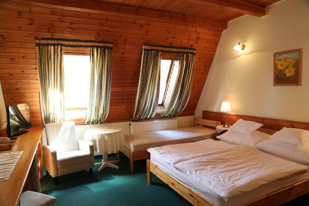 Postel nebo postele na pokoji v ubytování Hajdú Kastély Hotel