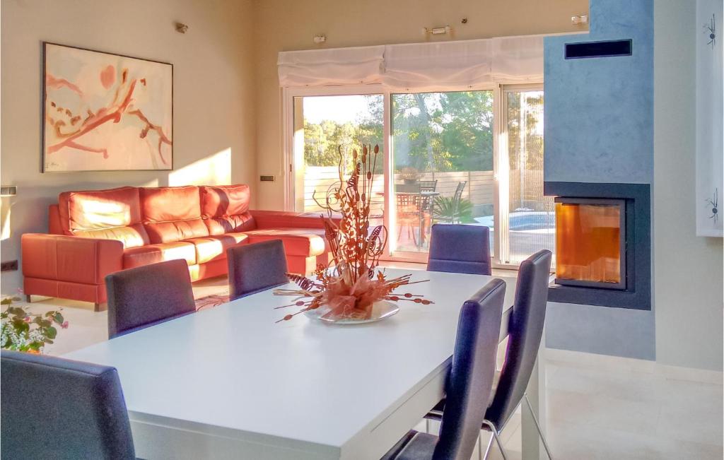 Posedenie v ubytovaní 3 Bedroom Lovely Home In Cabra Del Camp