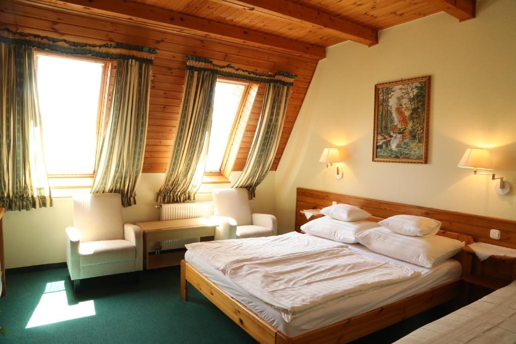 Postel nebo postele na pokoji v ubytování Hajdú Kastély Hotel