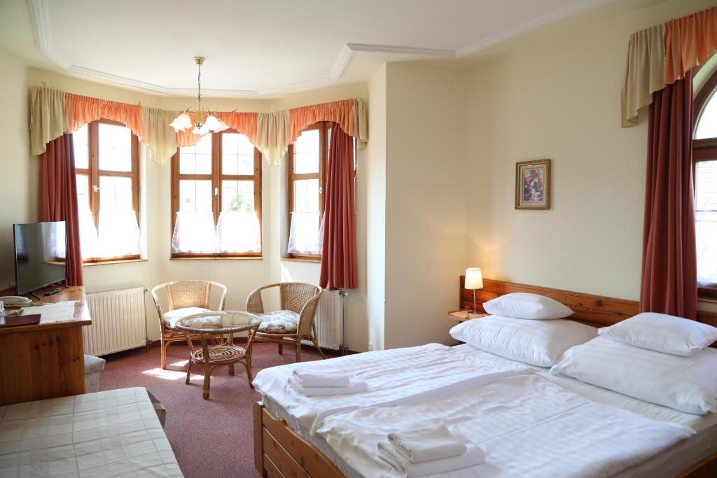 Postel nebo postele na pokoji v ubytování Hajdú Kastély Hotel