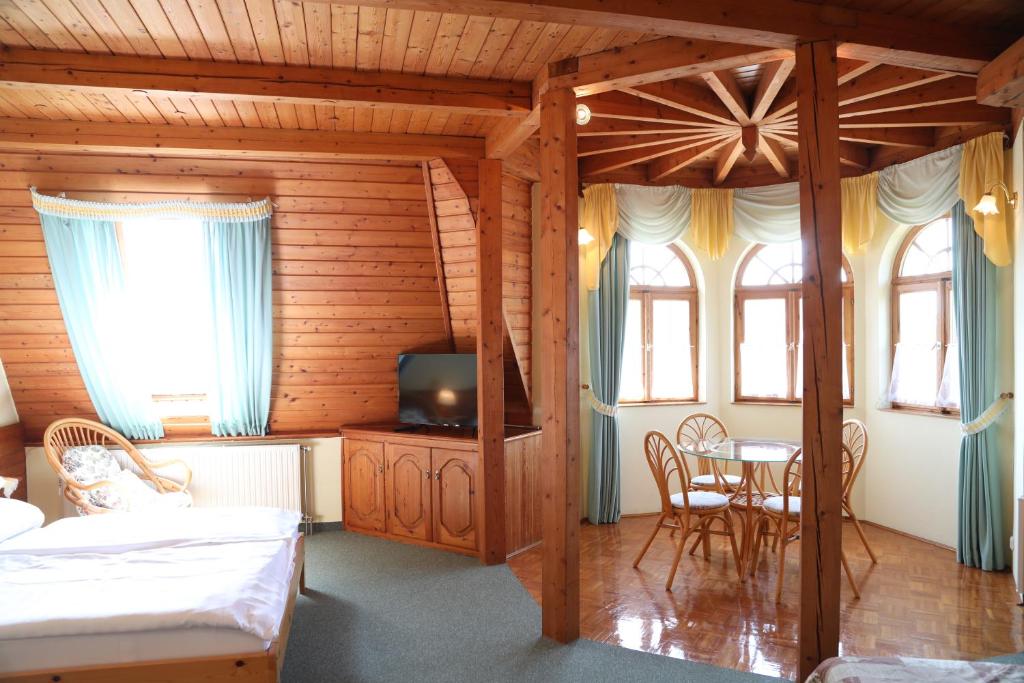 Postel nebo postele na pokoji v ubytování Hajdú Kastély Hotel