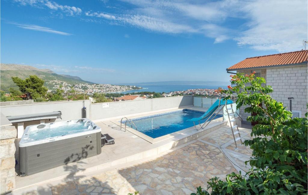 בריכת השחייה שנמצאת ב-Nice Apartment In Split With 3 Bedrooms, Jacuzzi And Wifi או באזור