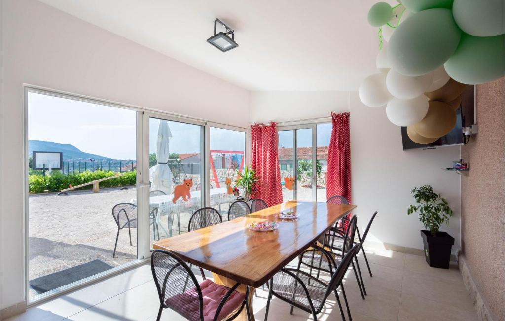 Posedenie v ubytovaní Cozy Apartment In Split With Kitchen
