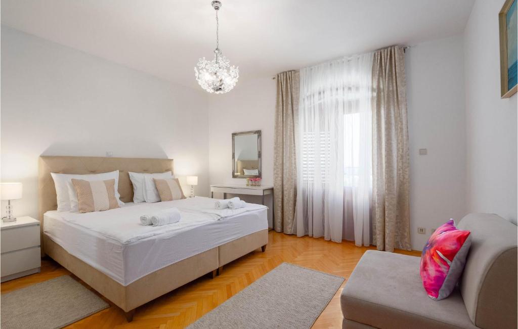 Posteľ alebo postele v izbe v ubytovaní Cozy Apartment In Split With Kitchen