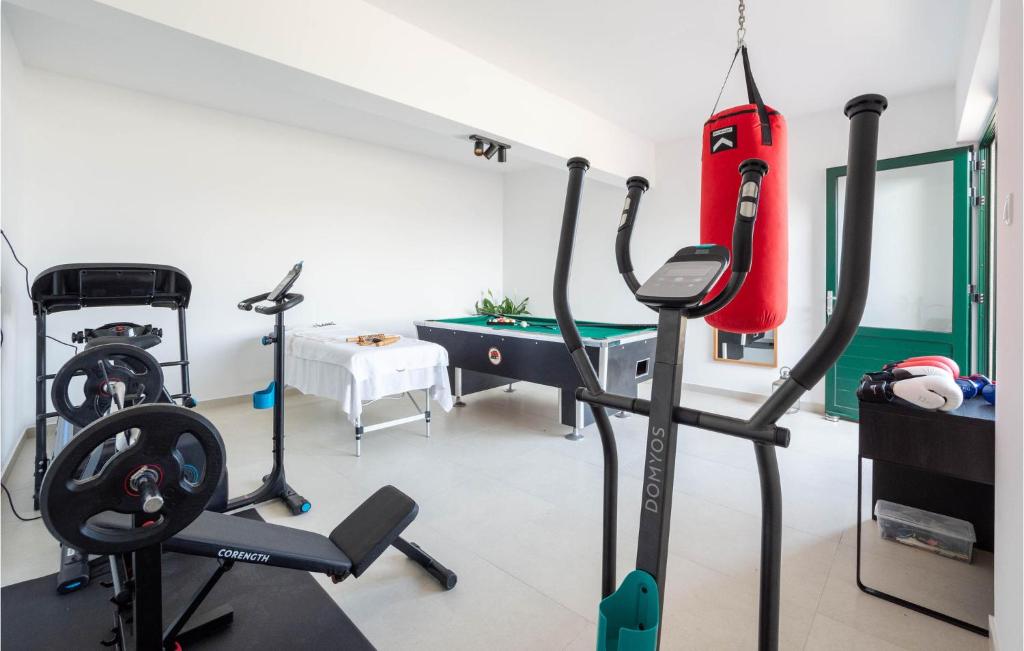 Posilňovňa alebo fitness centrum v ubytovaní Cozy Apartment In Split With Kitchen