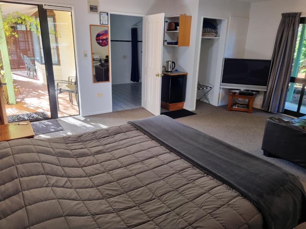 TV a/nebo společenská místnost v ubytování Glenalvon Lodge Motel