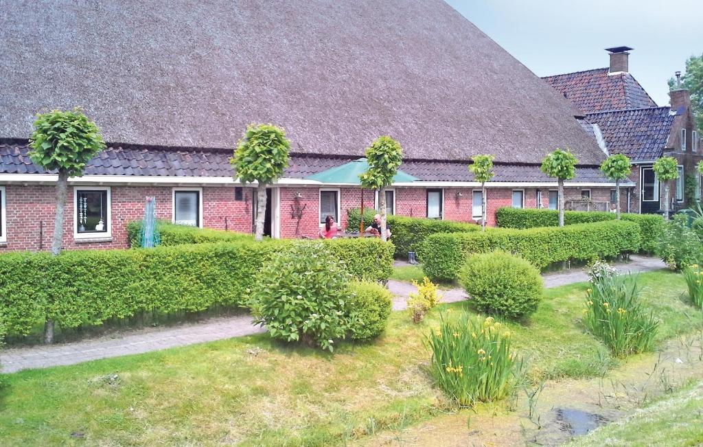 a house with a garden with bushes and trees at 2 Bedroom Awesome Apartment In Paesens in Paesens