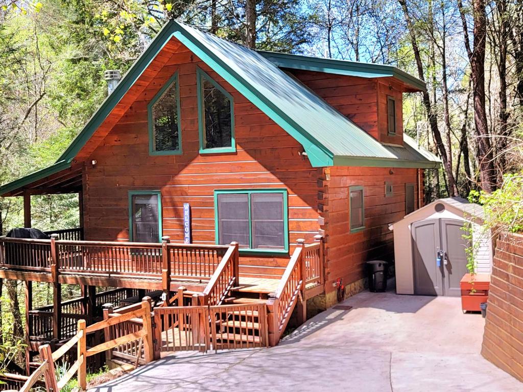eine kleine Holzhütte mit einer großen Terrasse in der Unterkunft LUXURY CABIN WITH WATERVIEW AND PRIVACY, hiking in Blue Ridge