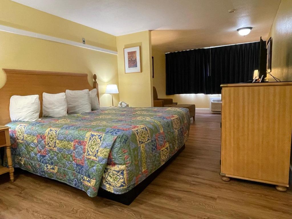 Postel nebo postele na pokoji v ubytování Marina Inn Des Moines / SeaTac