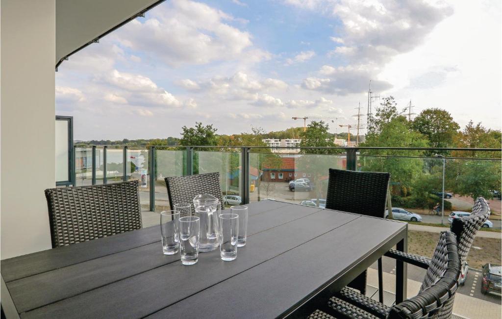 un tavolo in legno con bicchieri da vino sul balcone di Lovely Apartment In Lbeck Travemnde With Wifi a Travemünde