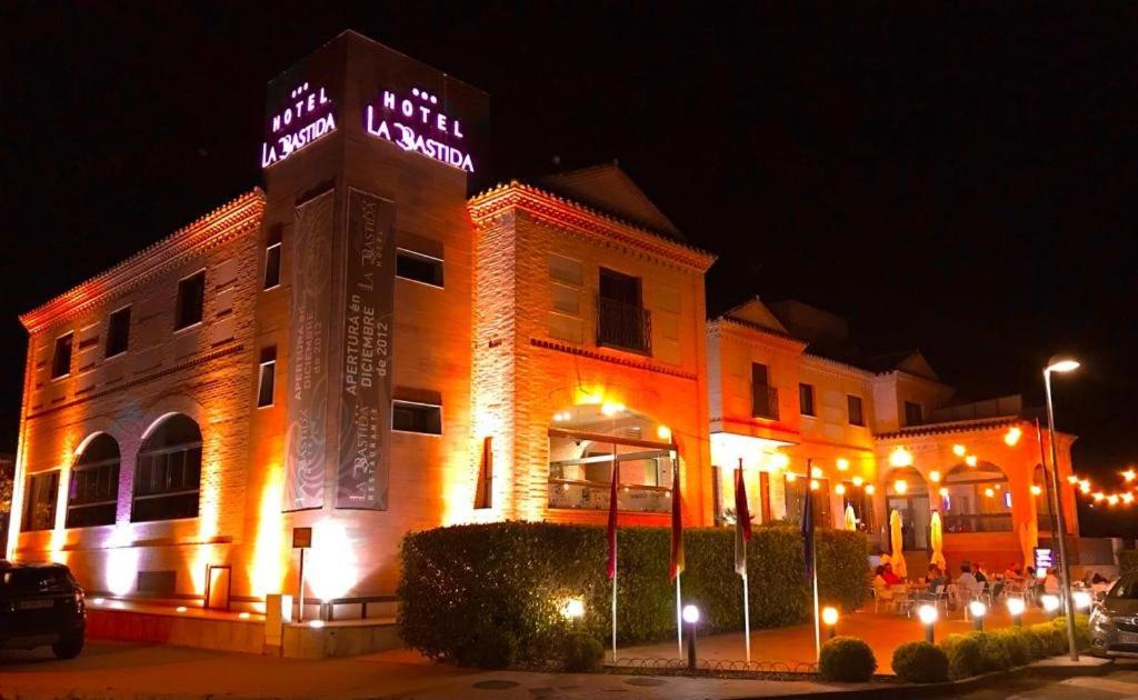 un edificio con un letrero iluminado por la noche en Hotel La Bastida en Toledo