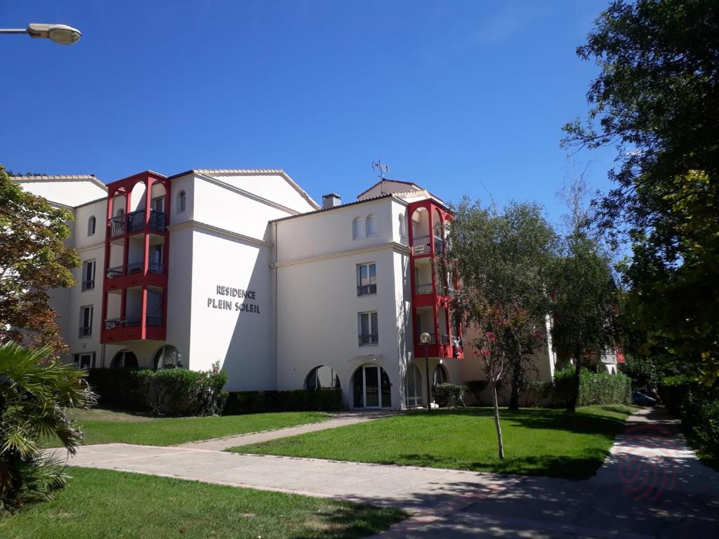 a view of two buildings from the street at Charmant T1 au cœur de Lamalou, à 650m des Thermes, avec Wifi et animaux acceptés - FR-1-451-147 in Lamalou-les-Bains