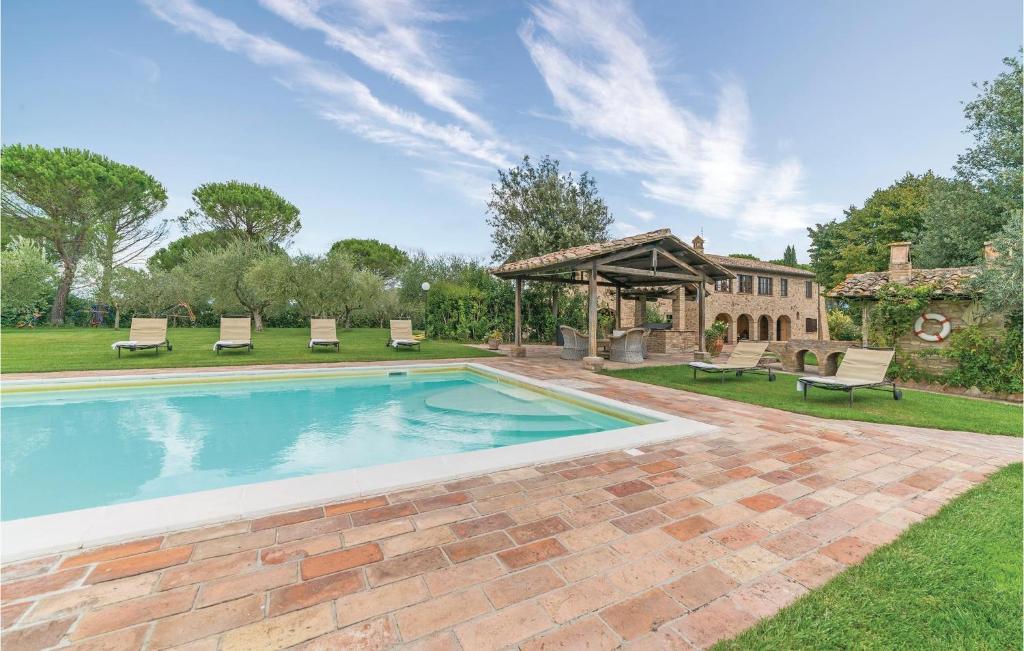 einen Pool im Garten mit Pavillon in der Unterkunft Stunning Home In Torgiano Pg With Kitchen in Brufa