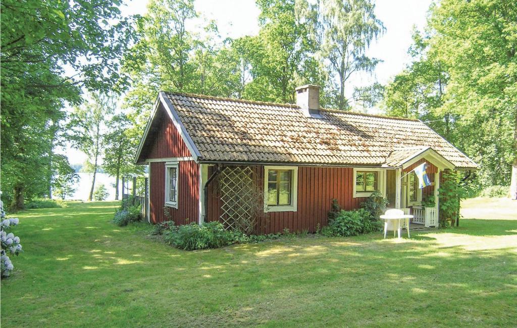 KvänarpにあるAmazing home in Lagan with 3 Bedroomsの小さな赤い家