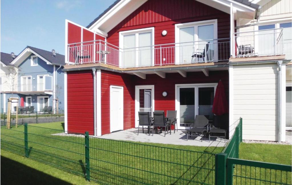 una casa rossa e bianca con una recinzione di 3 Bedroom Lovely Home In Dagebll a Dagebüll