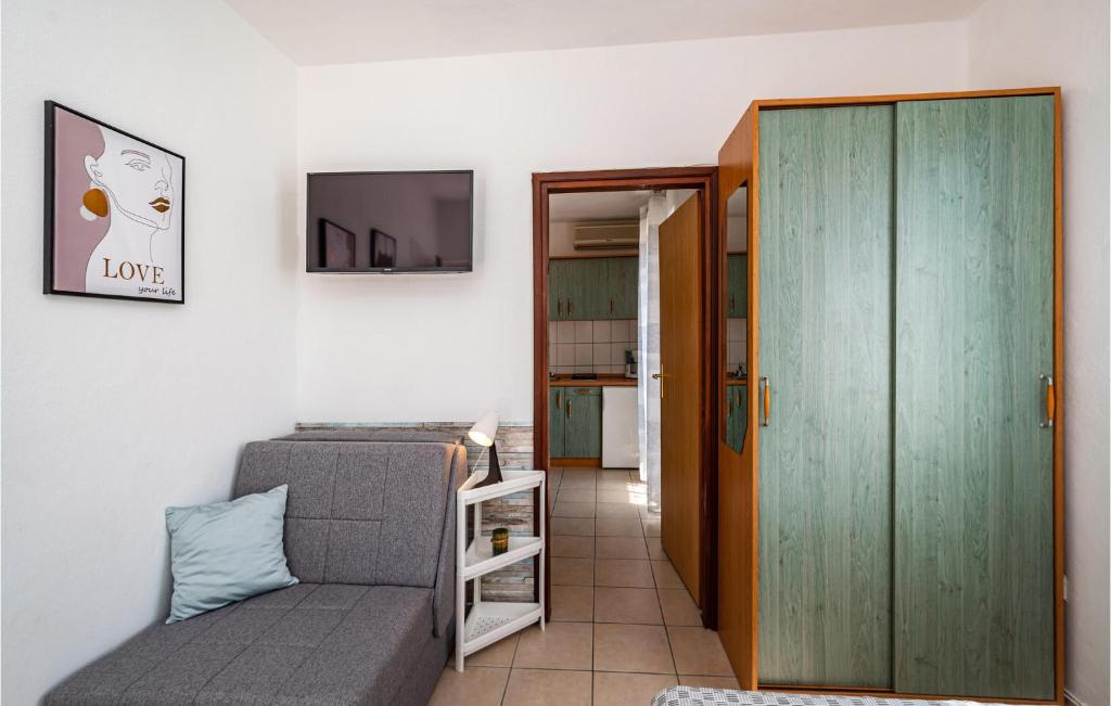 Posezení v ubytování Beautiful Apartment In Vir With Kitchen