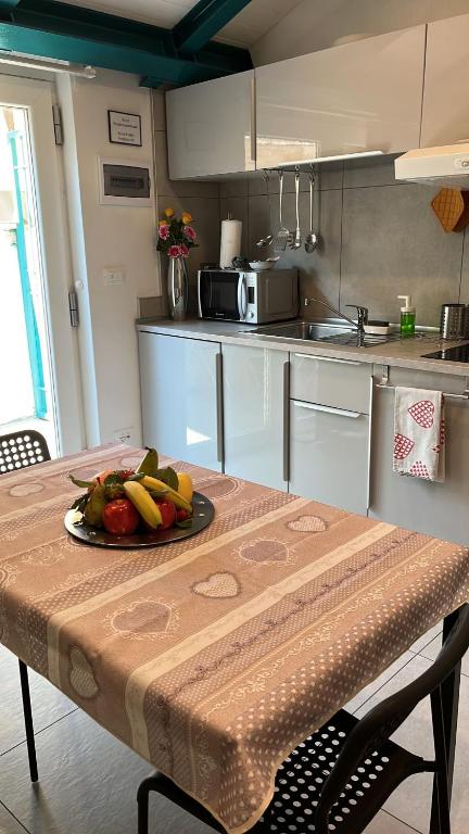 A kitchen or kitchenette at Appartamenti Borghetto San Donato 105