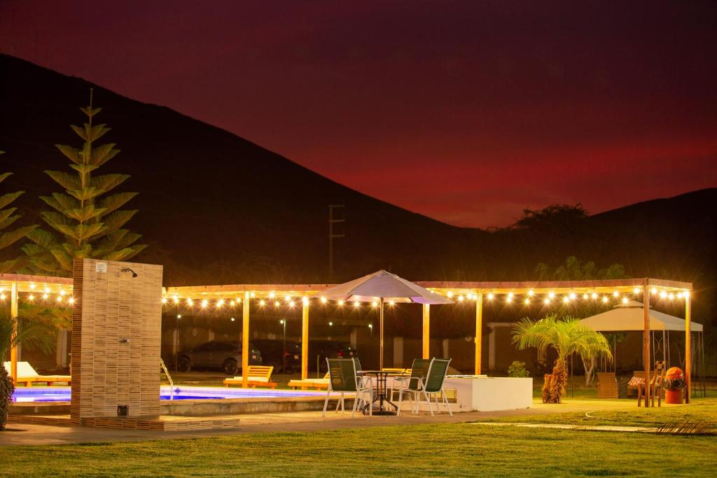 un edificio con luces por la noche en Casa Solaris, en Ica
