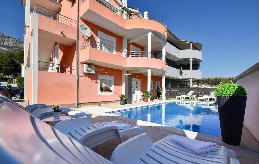 3 Bedroom Beautiful Apartment In Solin