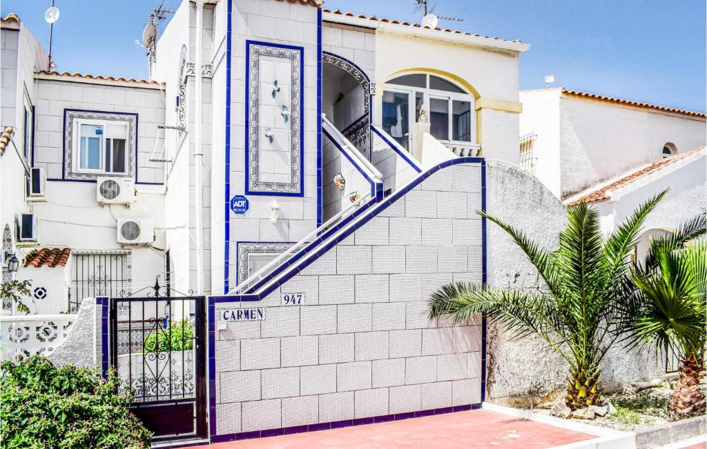 une maison avec un escalier bleu et blanc dans l'établissement 2 Bedroom Nice Home In Los Narejos, à Los Narejos