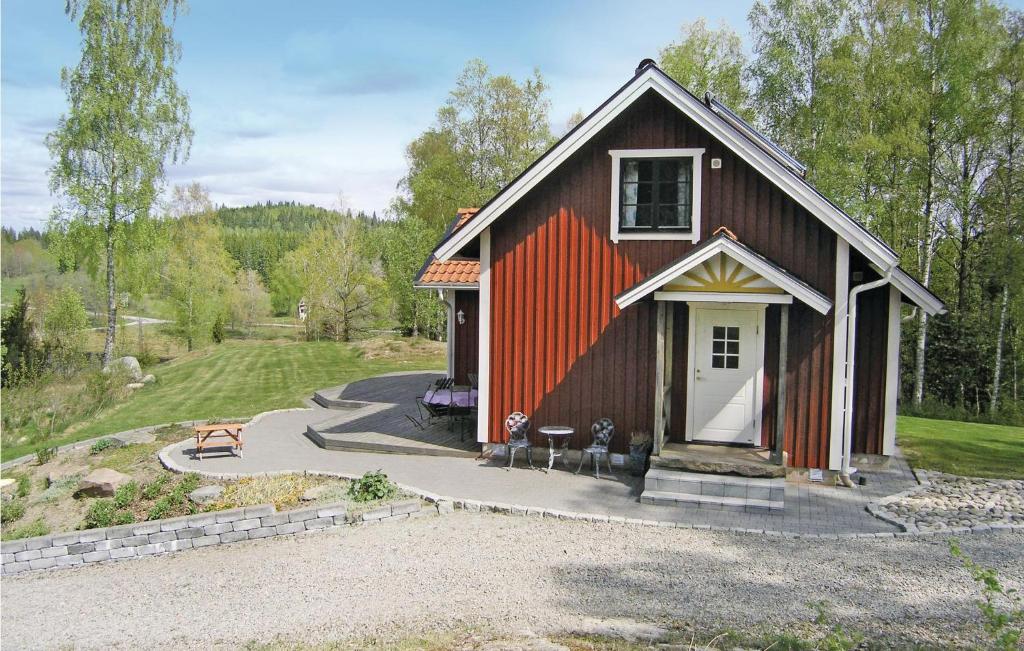 RörvikにあるBeautiful Home In Rrvik With 2 Bedroomsの白い扉の小さな赤い家