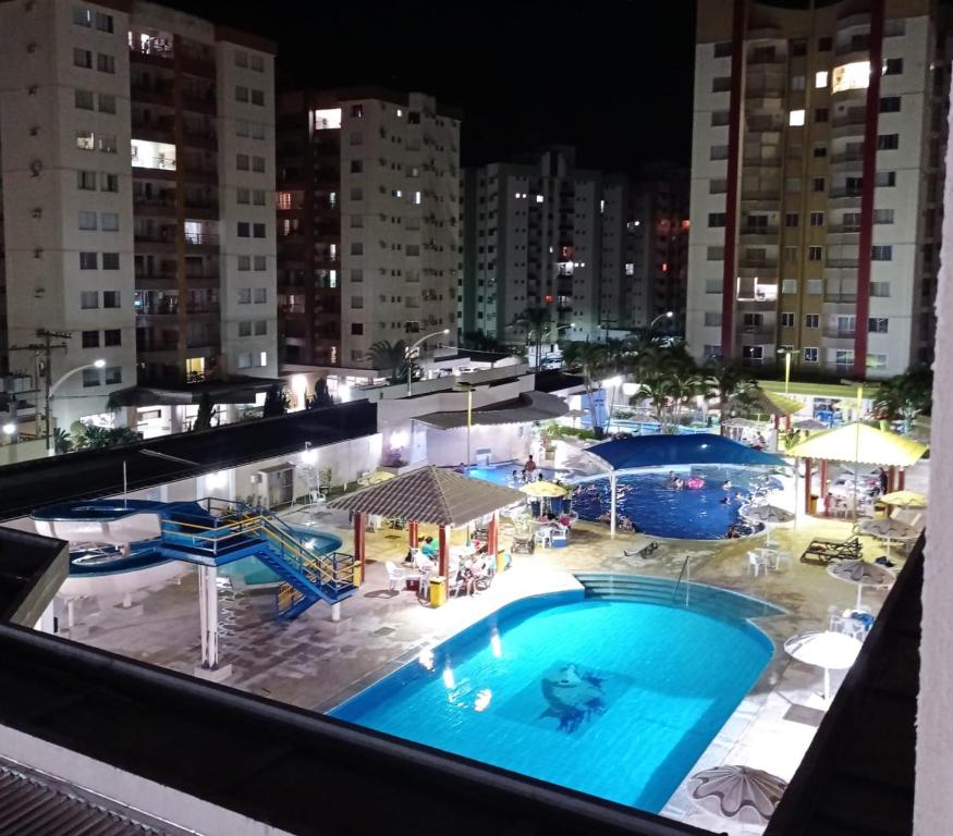 a view of a swimming pool at night at Privê das Thermas 01 - Ar Split nos 2 quartos, ventilador na sala, purificador Soft gelada natural in Caldas Novas