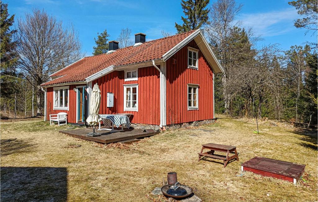 uma casa vermelha no meio de um quintal em Stunning Home In Skeppshult With House A Panoramic View em Skeppshult
