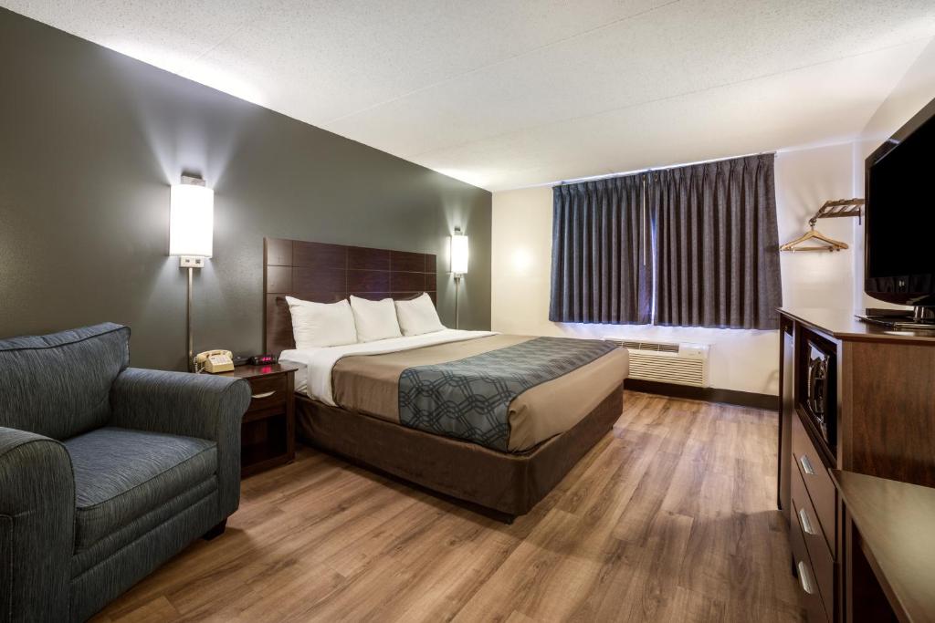 Econo Lodge Darien Lakes - King Room - Accesible/no Fumar