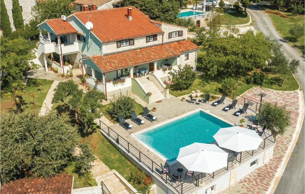 widok z lotu ptaka na dom z basenem w obiekcie Cozy Apartment In Pilkovici With Wifi w mieście Pajkovići