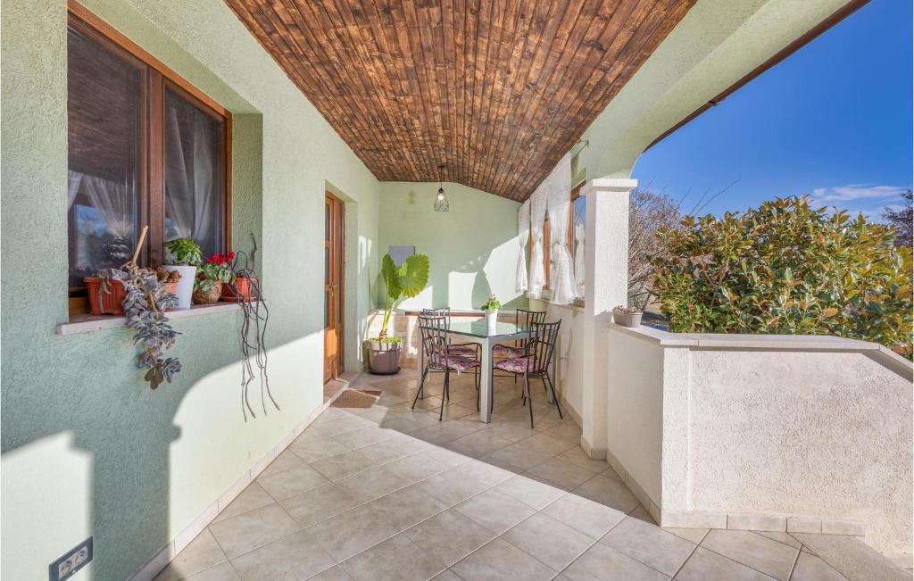 - balkon ze stołem i krzesłami w obiekcie Cozy Apartment In Pilkovici With Wifi w mieście Pajkovići