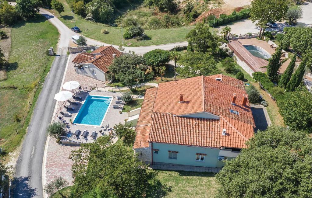 Basen w obiekcie Cozy Apartment In Pilkovici With Wifi lub w pobliżu