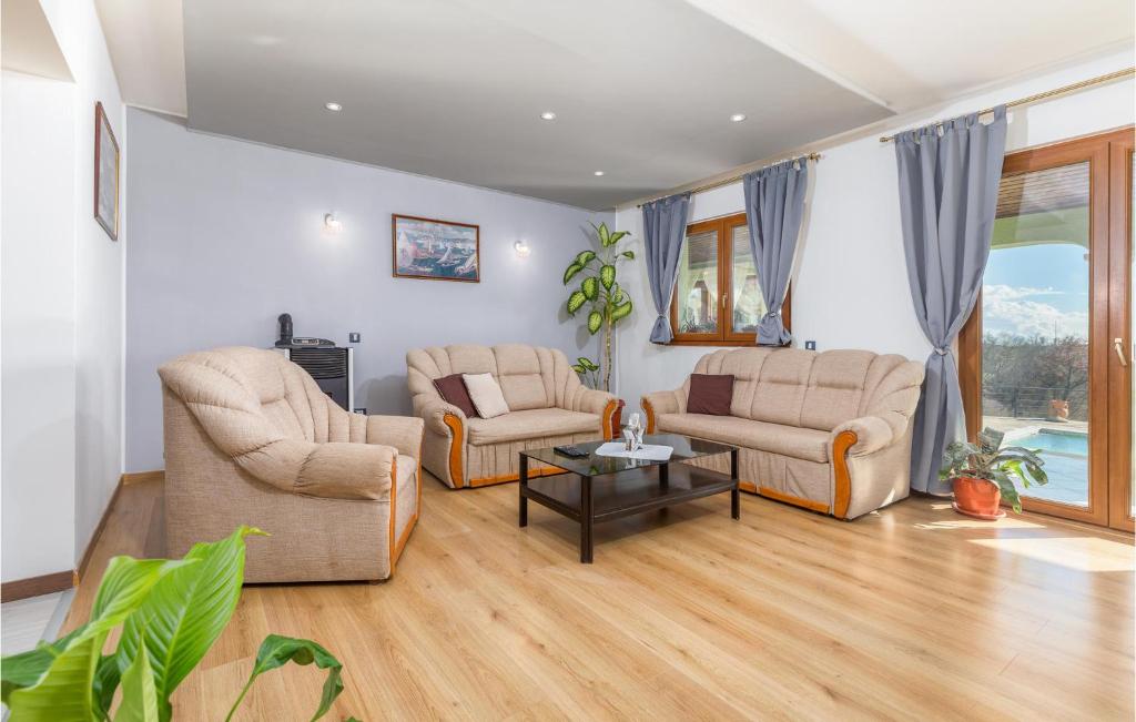 Część wypoczynkowa w obiekcie Cozy Apartment In Pilkovici With Wifi